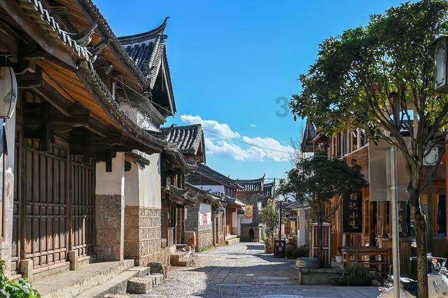 老人乘坐扶梯时不慎摔倒，拼尽全力用身体死死撑住老人的小姐姐，获见义勇为奖励